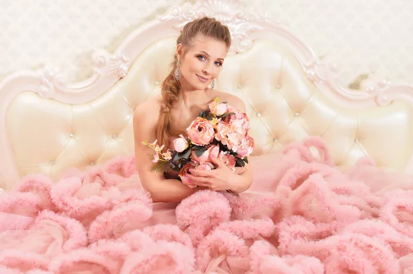 Bela Jovem Mulher Vestido Rosa Com Flores Posando Quarto — Fotografia de Stock