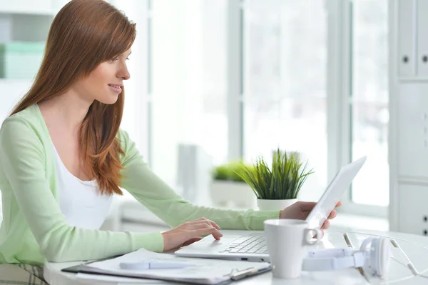 Porträt Einer Schönen Jungen Frau Büro Stockbild