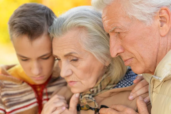 Abuelo Triste Abuela Nieto Abrazándose Parque —  Fotos de Stock