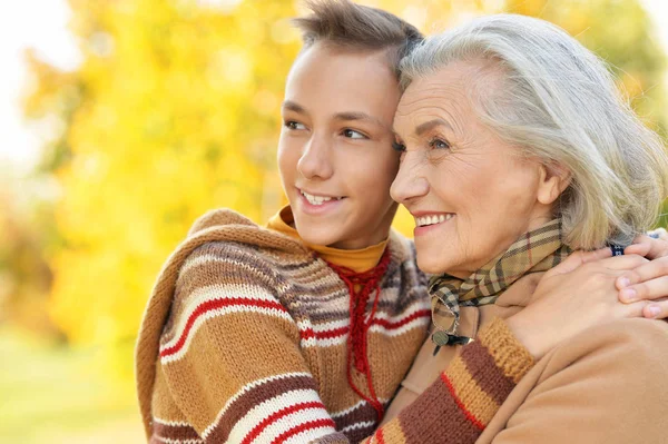 Gelukkig Oma Kleinzoon Poseren Park — Stockfoto