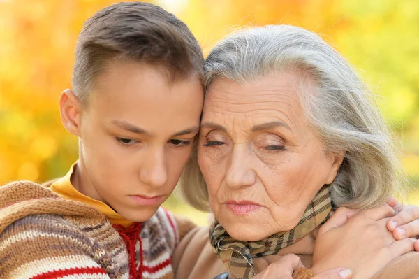 Oma Kleinzoon Knuffelen Park — Stockfoto