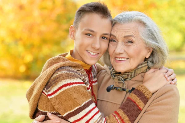 Glad Mormor Och Barnbarn Poserar Park — Stockfoto