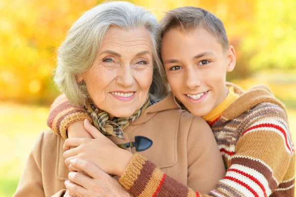 Glad Mormor Och Barnbarn Poserar Park — Stockfoto