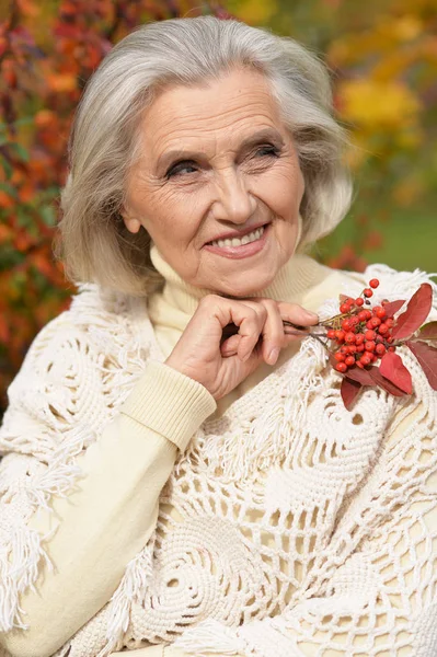 Feliz Mujer Mayor Posando Parque Otoño — Foto de Stock