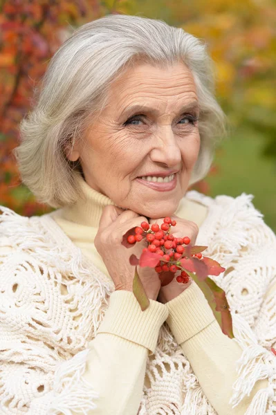 Lycklig Senior Kvinna Poserar Höst Parken — Stockfoto
