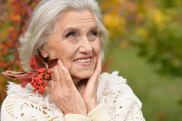 Mutlu Yaşlı Kadın Sonbahar Parkta Poz — Stok fotoğraf