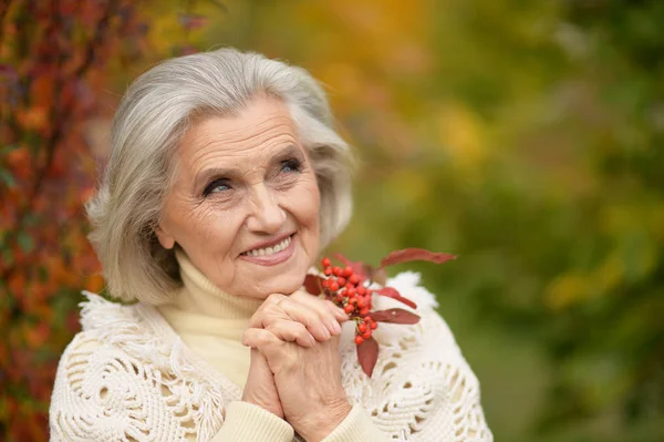 Šťastná Starší Žena Pózná Podzimním Parku — Stock fotografie