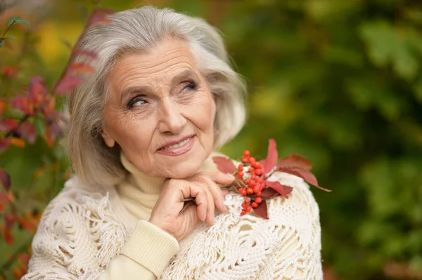 Felice Donna Anziana Posa Nel Parco Autunno — Foto Stock