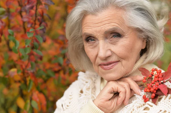 Mutlu Yaşlı Kadın Sonbahar Parkta Poz — Stok fotoğraf