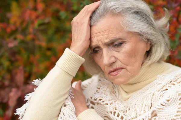 Triste Anciana Parque Otoño — Foto de Stock