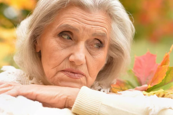 Triste Anciana Parque Otoño — Foto de Stock