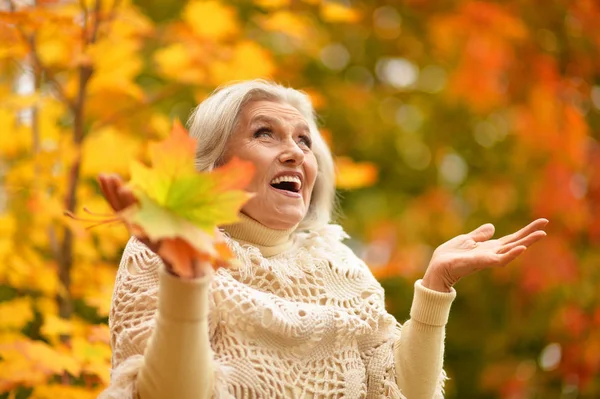 Piękna Szczęśliwa Starsza Kobieta Jesiennym Parku — Zdjęcie stockowe