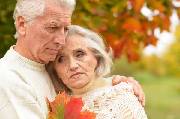 Triste Pareja Ancianos Parque Otoño —  Fotos de Stock