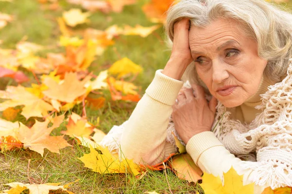 Sorgliga Senior Kvinna Höst Park — Stockfoto