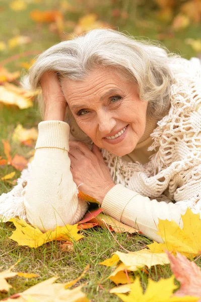 Triest Senior Vrouw Herfst Park — Stockfoto