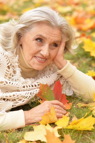 Счастливая Пожилая Женщина Осеннем Парке — стоковое фото