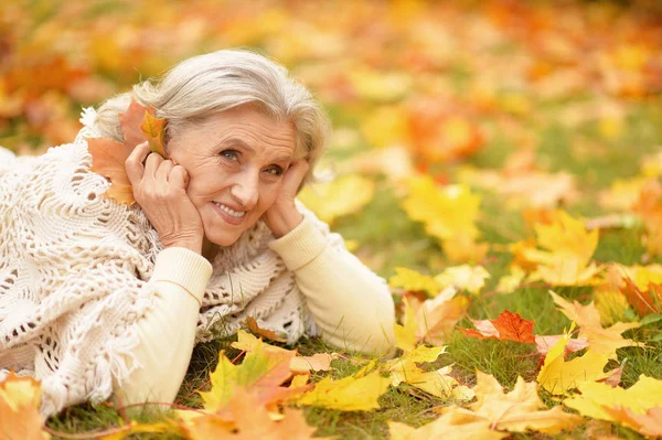 Счастливая Пожилая Женщина Осеннем Парке — стоковое фото