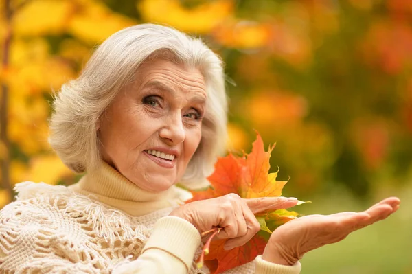 Mooie Gelukkige Senior Vrouw Autumn Park — Stockfoto