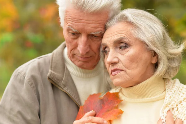 Triste Couple Aîné Dans Parc Automne — Photo