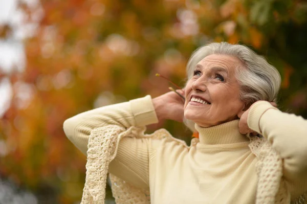 Piękna Szczęśliwa Starsza Kobieta Jesiennym Parku — Zdjęcie stockowe