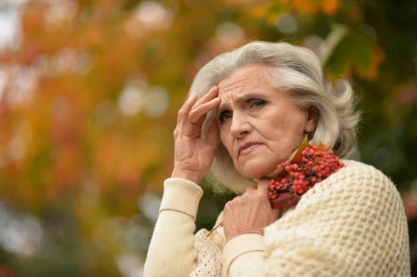 Mulher Sênior Triste Parque Outono — Fotografia de Stock