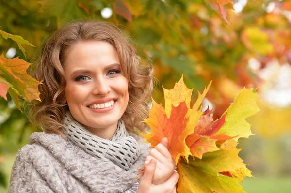 Красивая Молодая Женщина Держит Осенние Листья Парке — стоковое фото