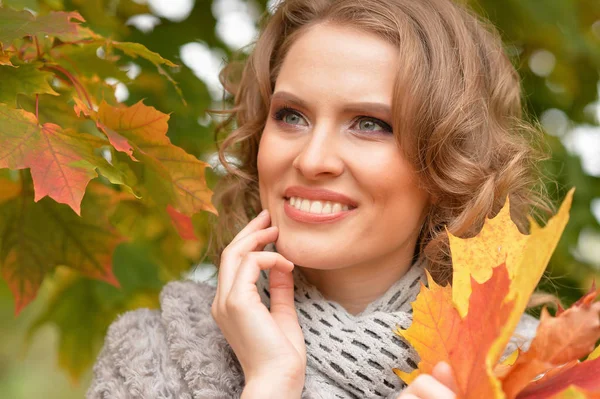 Bella Giovane Donna Che Tiene Foglie Autunnali Nel Parco — Foto Stock