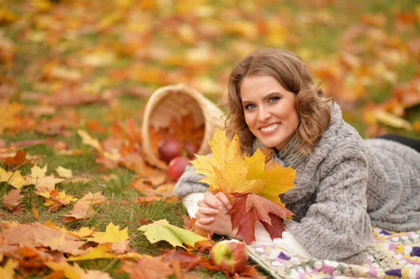 Schöne Junge Frau Park — Stockfoto