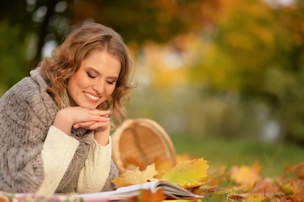 Hermosa Joven Leyendo Parque —  Fotos de Stock