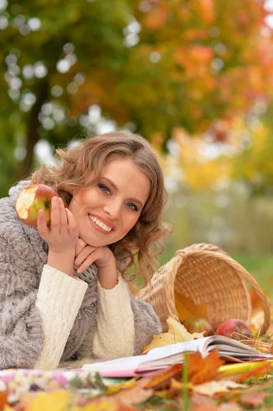 Schöne Junge Frau Liest Park — Stockfoto