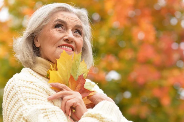 Счастливая Пожилая Женщина Улыбается Осеннем Парке — стоковое фото