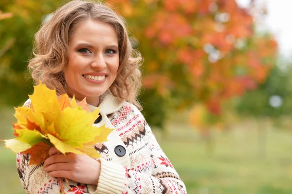 Beautiful Young Woman Holding Autumn Leaves Park — Stock Photo, Image