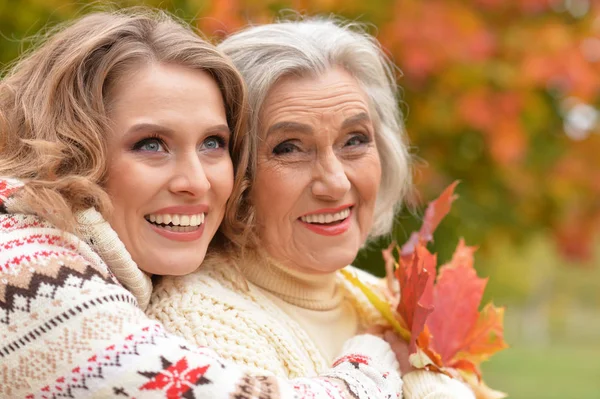 Senior Vrouw Met Dochter Rusten Herfst Park — Stockfoto