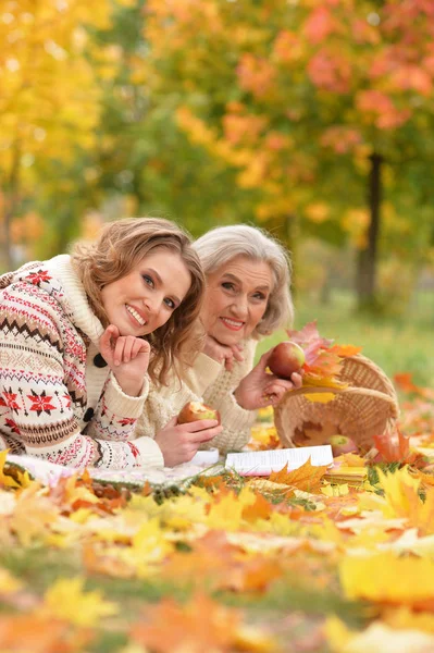 Старшая Женщина Дочерью Отдыхает Осеннем Парке — стоковое фото