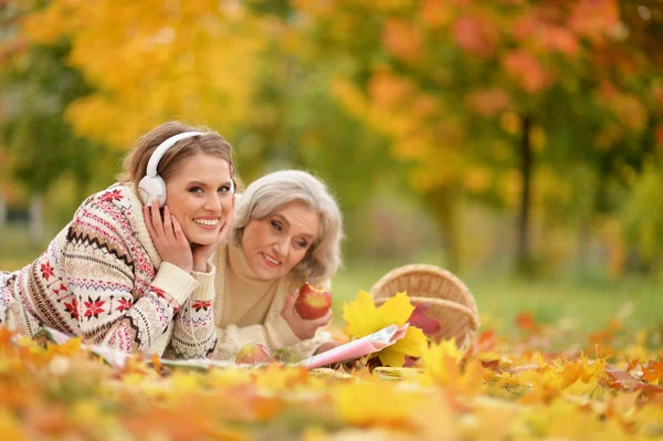 Senior Woman Daughter Resting Autumnal Park — Stock Photo, Image
