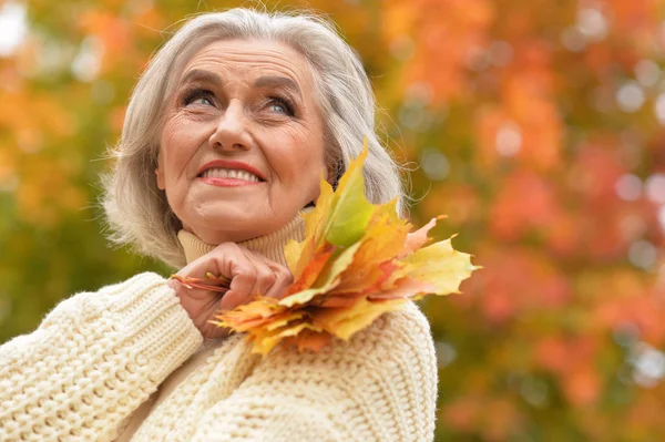 Щаслива Старша Жінка Посміхається Осінньому Парку — стокове фото