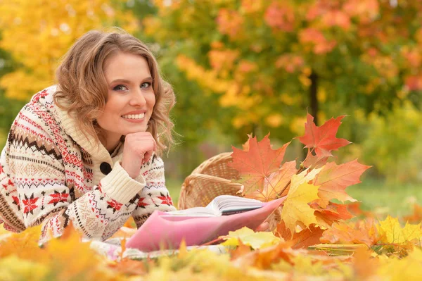 Schöne Junge Frau Liest Park — Stockfoto