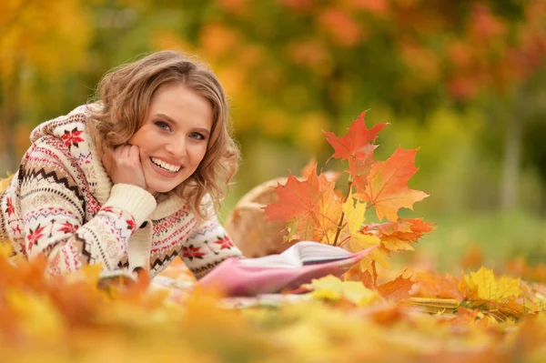 公園で読書美しい若い女性 — ストック写真