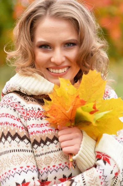 Beautiful Young Woman Holding Autumn Leaves Park — Stock Photo, Image