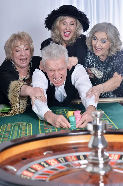 Idősebb Ember Játszik Kaszinó Együtt Tölteni Időt — Stock Fotó