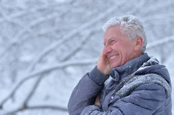 冬の屋外で笑顔の先輩男性の肖像 — ストック写真