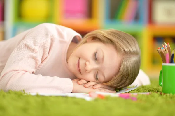 Linda Niña Durmiendo Alfombra Verde — Foto de Stock