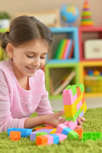 Curly Menina Brincando Com Blocos Plástico Coloridos — Fotografia de Stock