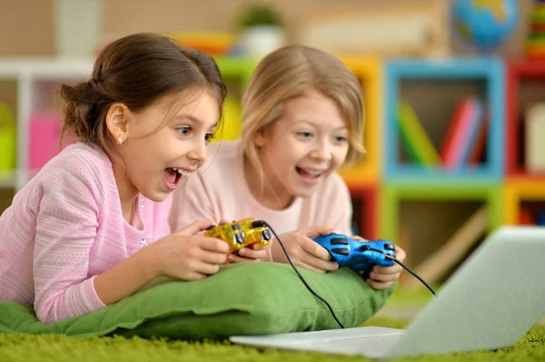 Δύο Όμορφα Κοριτσάκια Που Ψεύδονται Παίζοντας Βιντεοπαιχνίδια — Φωτογραφία Αρχείου