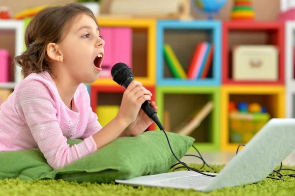 Adorável Menina Cantando Karaoke Com Laptop Moderno — Fotografia de Stock