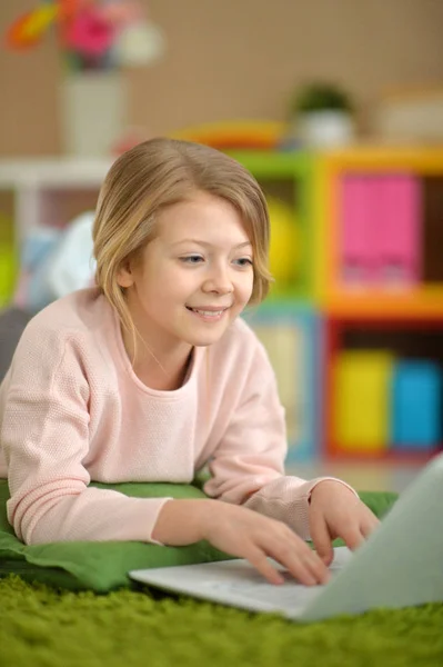 Emotionale Süße Mädchen Mit Laptop Während Auf Dem Boden Liegend — Stockfoto