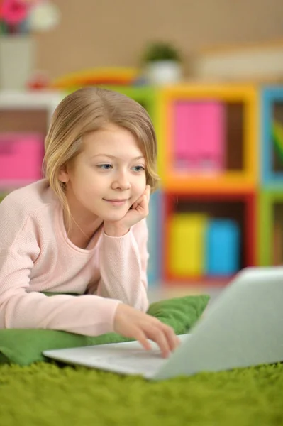 Emotioneel Schattig Meisje Met Behulp Van Laptop Terwijl Liggend Vloer — Stockfoto