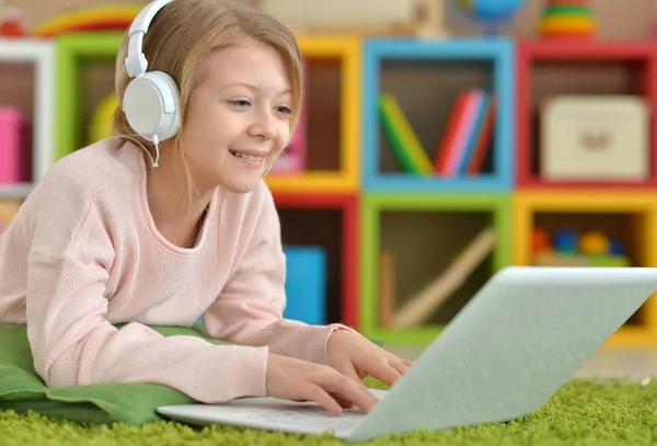 Emotional Cute Girl Using Laptop While Lying Floor Green Carpet — Stock Photo, Image