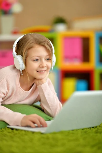 Menina Bonito Emocional Usando Laptop Enquanto Deitado Chão Com Tapete — Fotografia de Stock