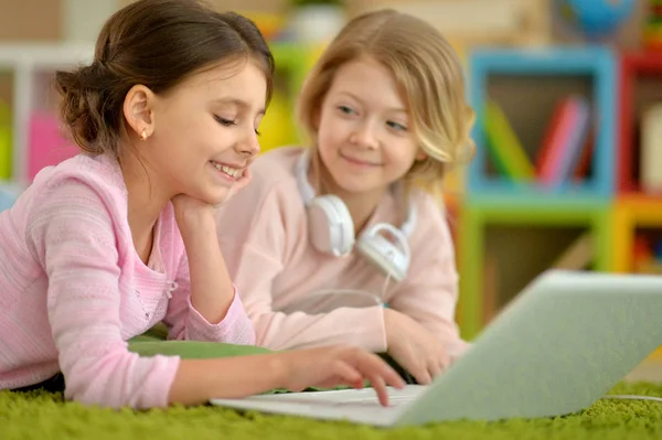 Két Csinos Kislány Fekszik Földön Laptopot Használ — Stock Fotó